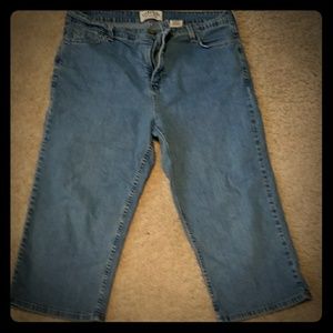 Levi's Light Wash Capris